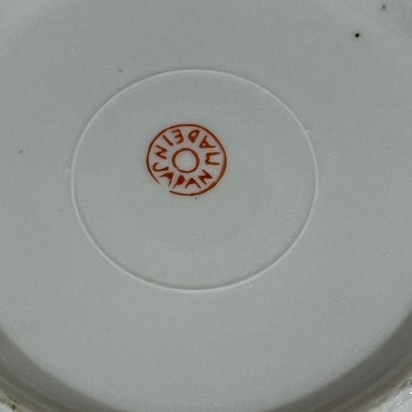 Japanese White Porcelain Floral Dish With Gold Trim - Picture 6 of 7